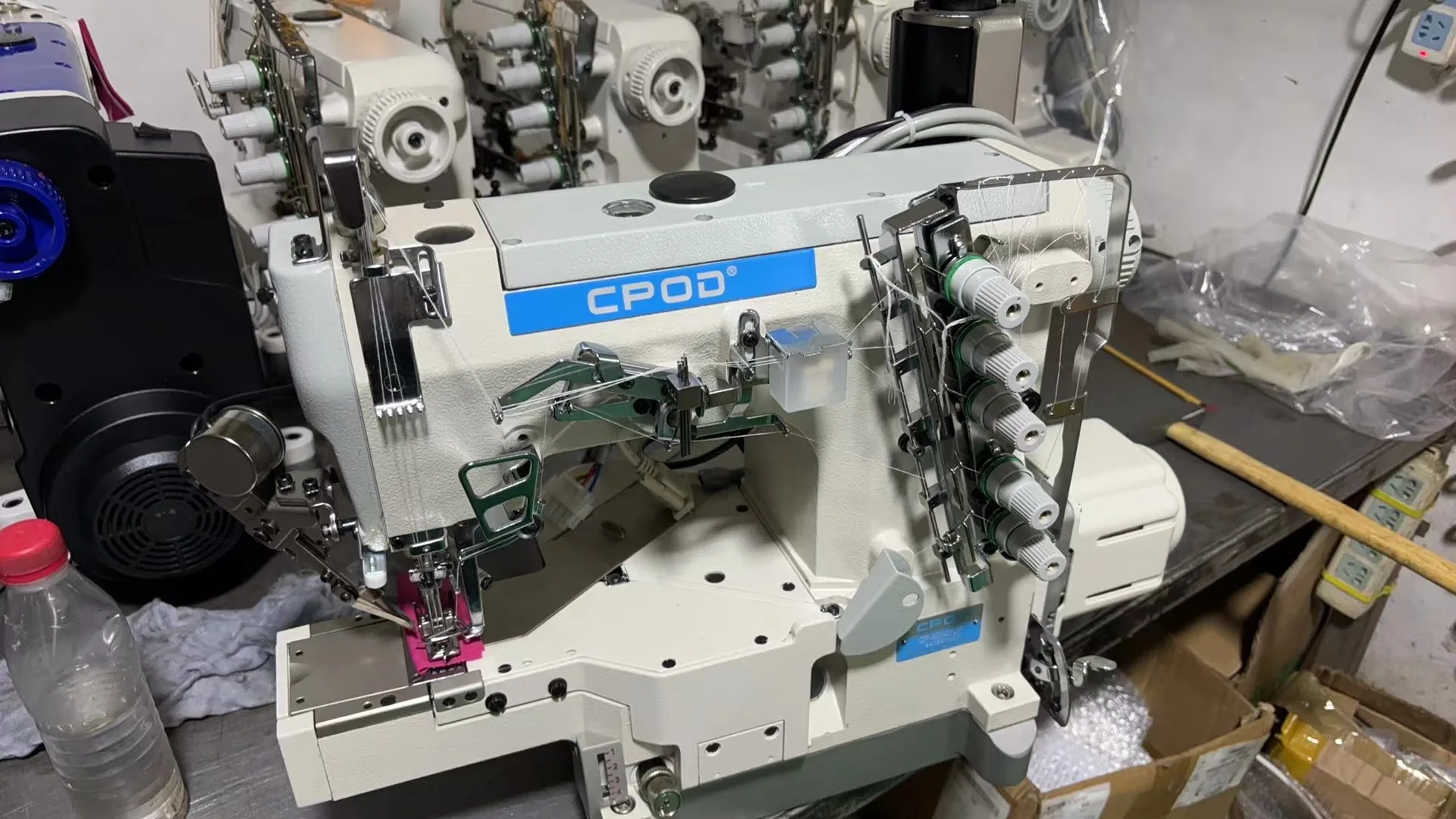 QK600-01UTAutomatic Высокоскоростная Промышленная швейная машина с блокировкой цилиндрической кровати автоматической резьбой