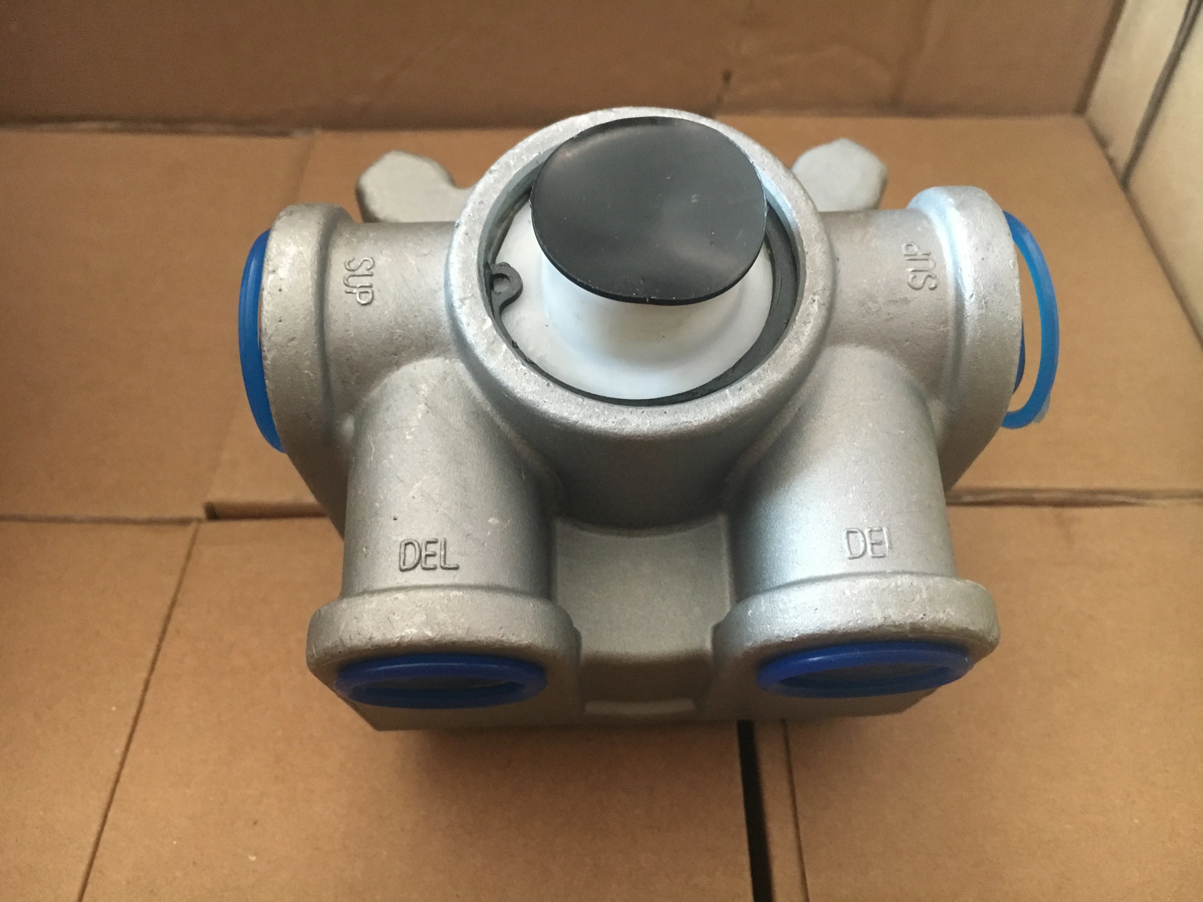 high quality cheap relay valve 103009 for heavy duty truck parts auto spare parts