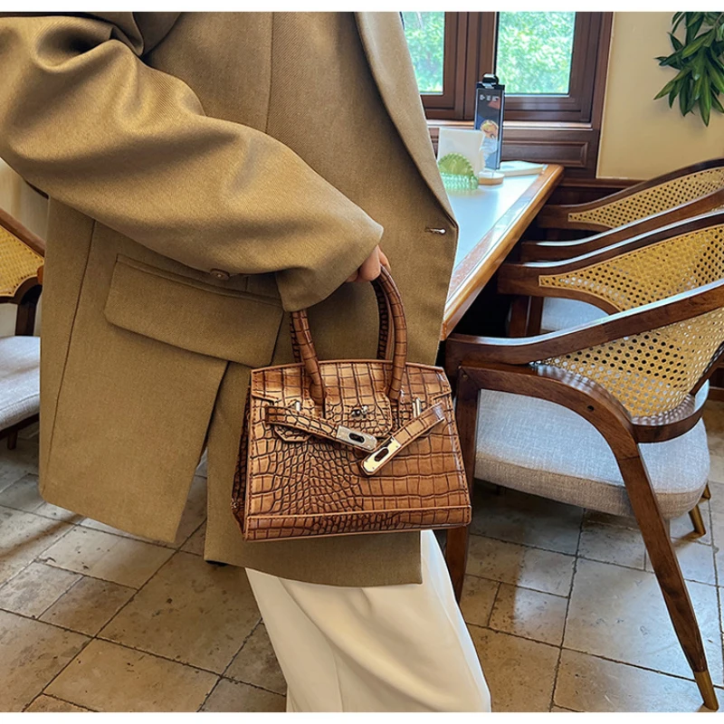 Crocodile Embossed Leather Handbag Luxury Designer Purse Elegant and Versatile Bag for Women Daily Use or Special Occasions