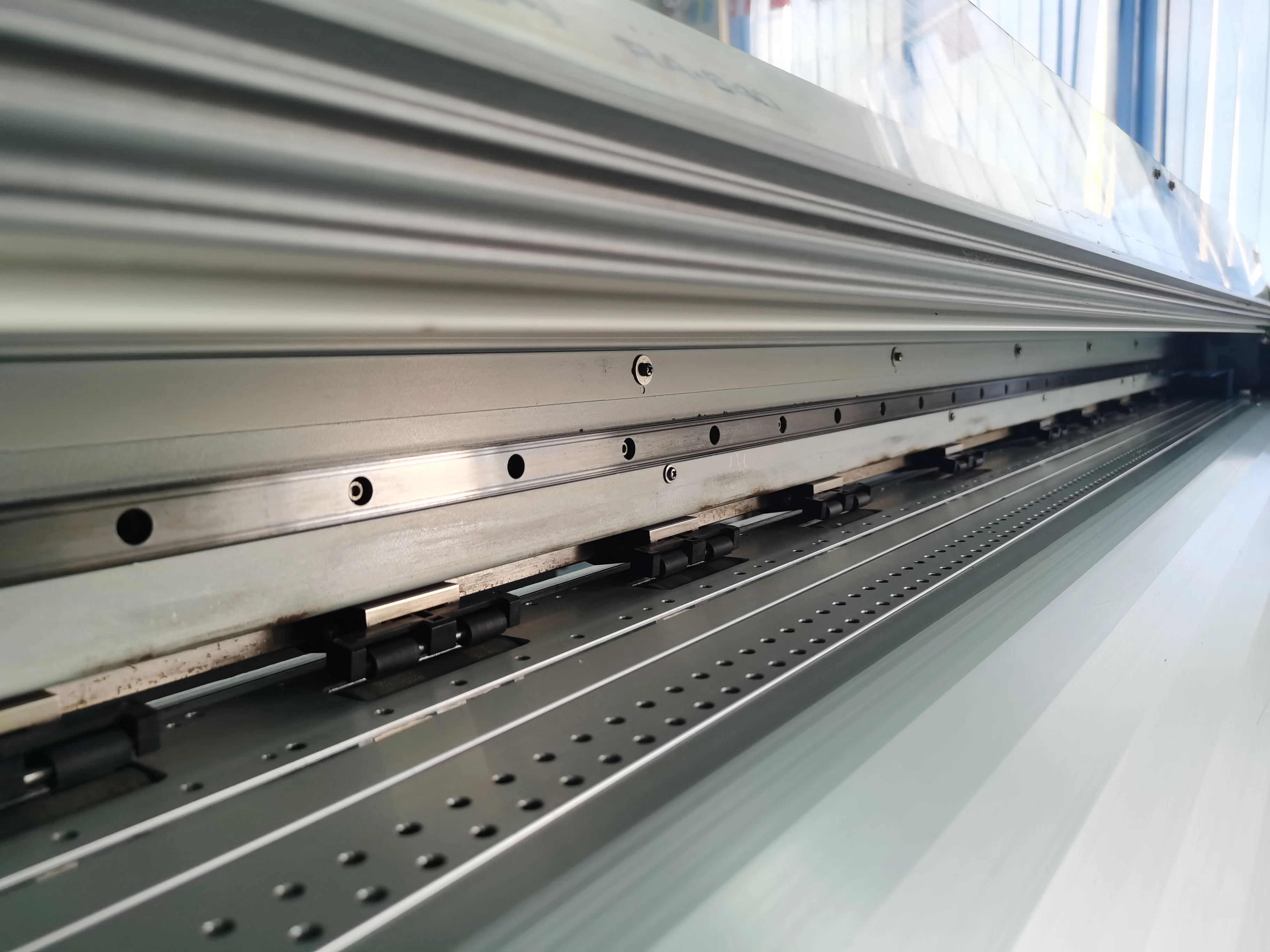 Бывшая в употреблении машина для струйной печати Roland RE640 Roll To Roll для рекламной компании