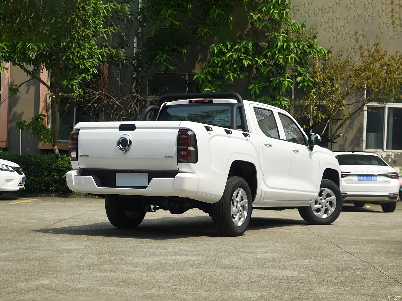 Hot sale GWM POER KINGKONG pickup truck 2024 model 2.0T gasoline 8AT 2WD Flat box GW4C20B