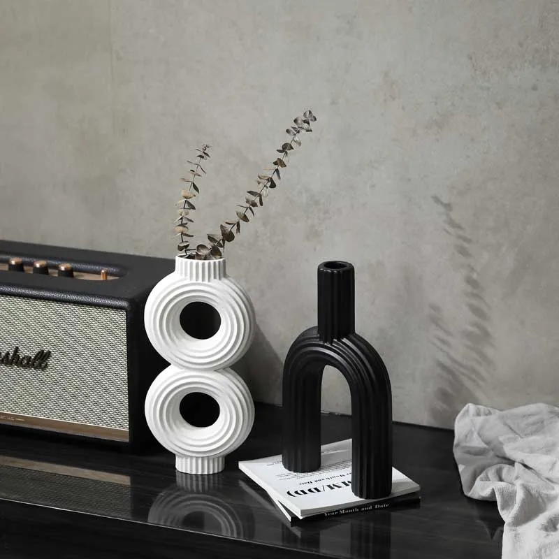 Wholesale Nordic style wedding centerpiece vase black and white donut shaped ceramic vase for home decoration