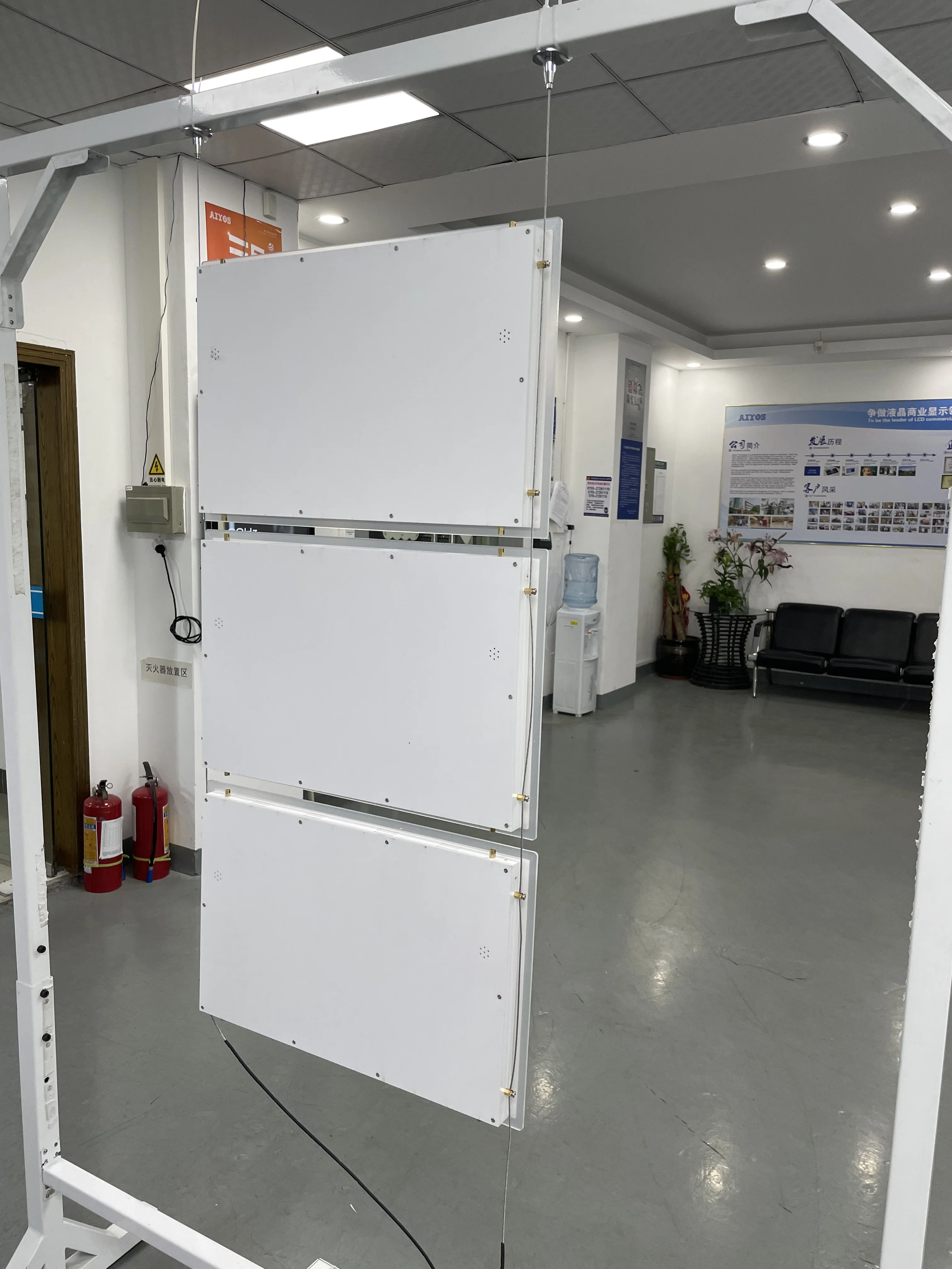Hot Selling FHD 1920x1080 pixels Product IPS Panel  Hanging Lcd Signage Network Digital Signage Display