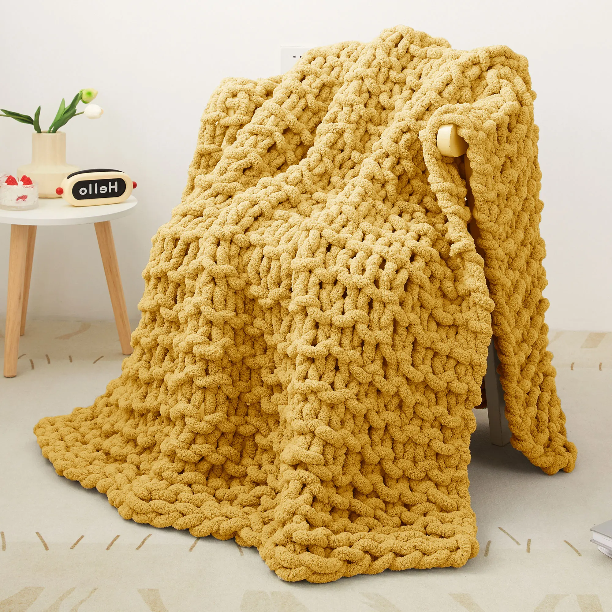 Solid Pattern 100% Polyester Chenille Chunky Yarn Throw Blanket Handmade Cable Knit Lightweight Portable for Bed Use for Winter