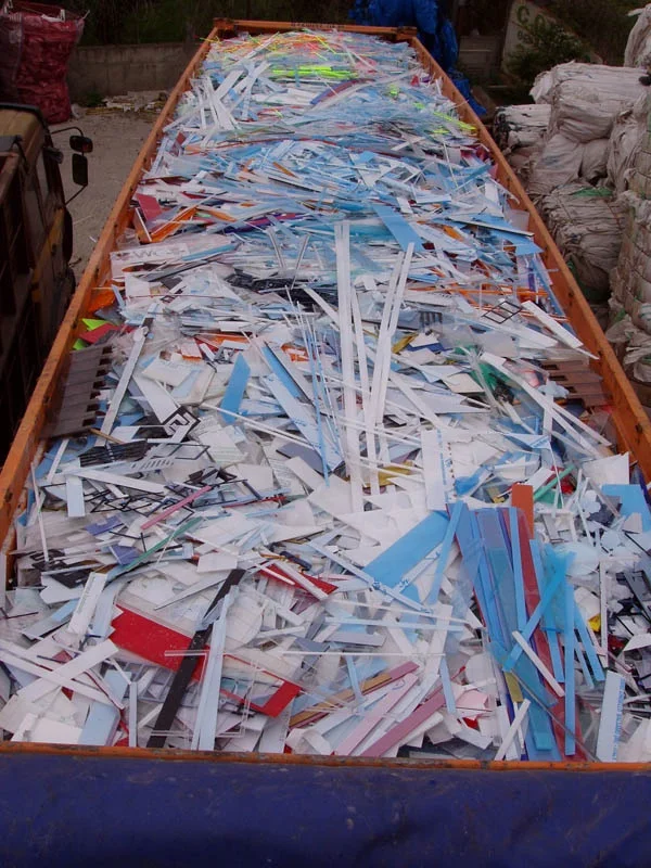 PMMA - ACRYLIC STRIPS (SHEET, LABELS CUT-OFF), EXTRUSION GRADE, MIX COLOR, BULK, SCRAP / WASTE.