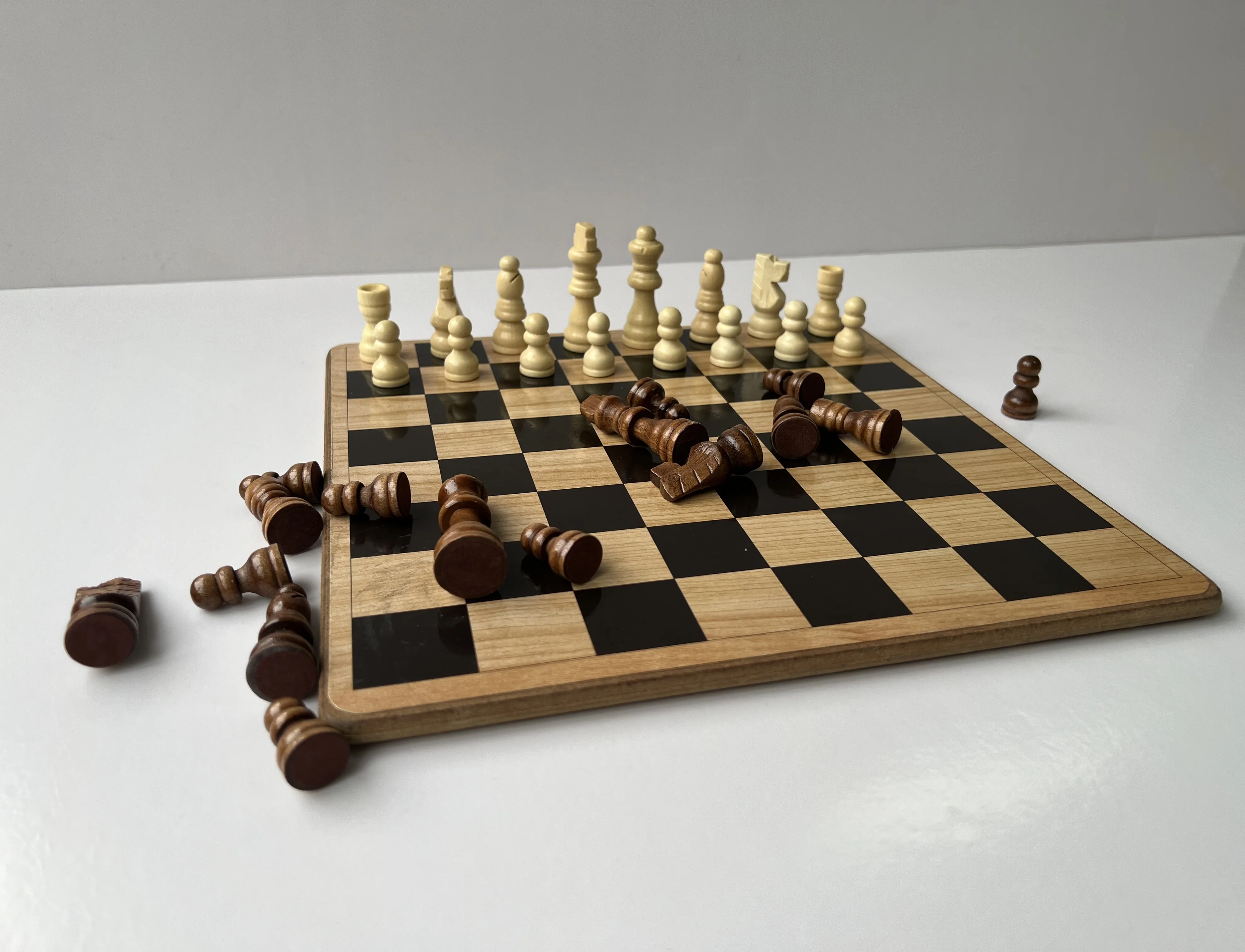 Chess set board game, 32 pieces, suitable for adults and children traveling home game gifts.