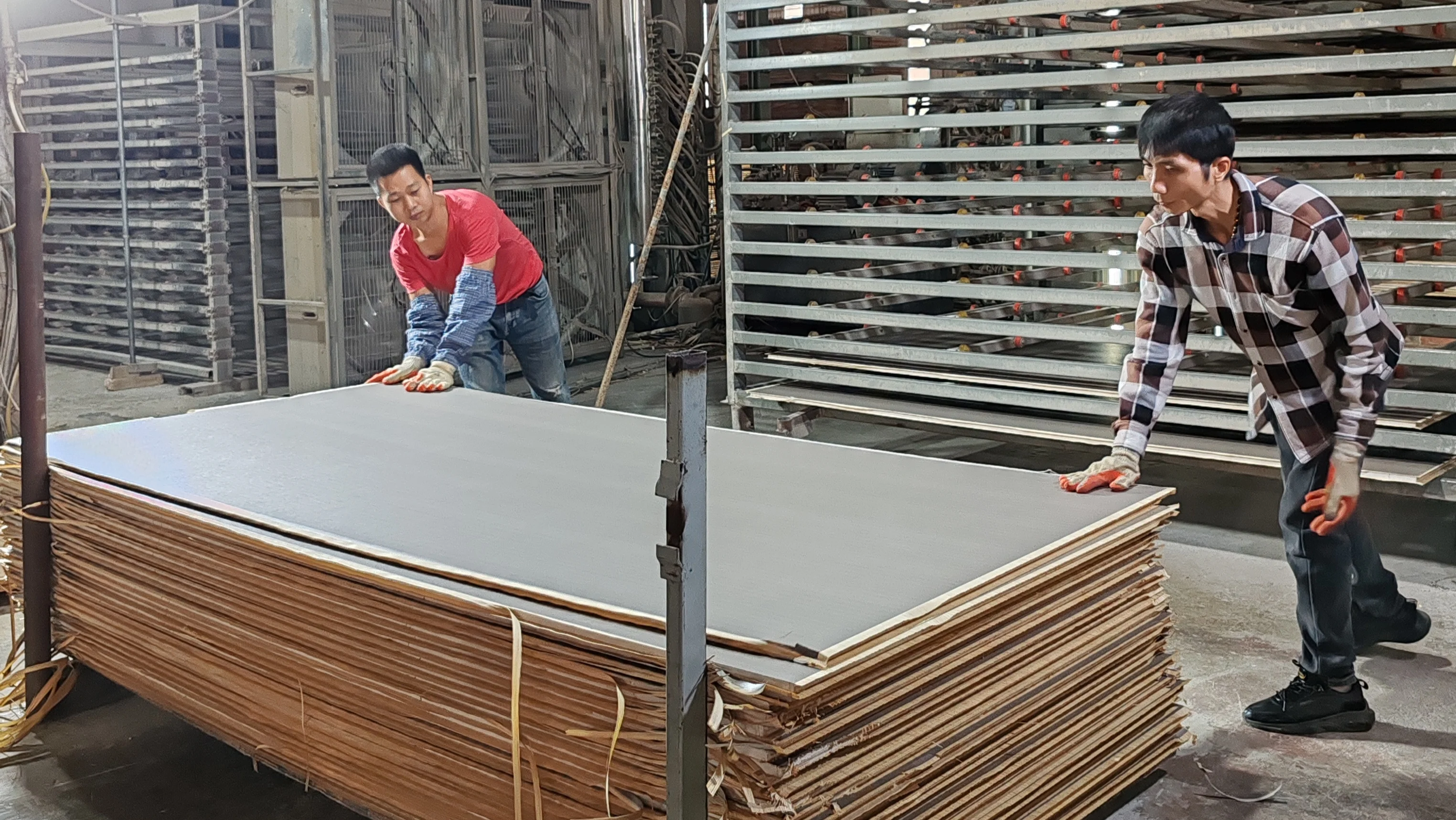 Solid 18mm MDF Hardwood Flooring with Fir Core Modern Design E0 Formaldehyde Emission Standard Wood Pallet plywood panels