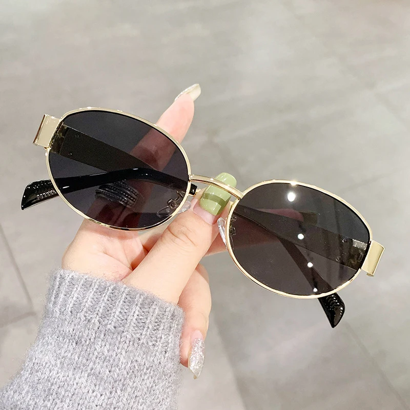 826 Hot selling Gold Metal Frame Sunglasses Street Photography Fashion Sun Glasses For men and women