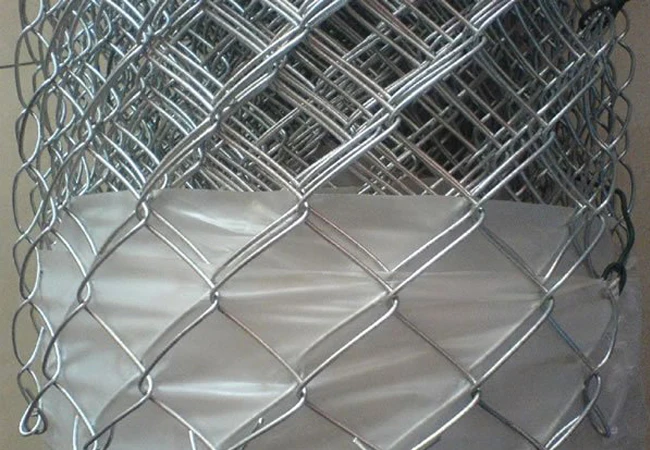 High quality electro/hot-dipped galvanized chain link fence cyclone wire mesh factory manufacturer