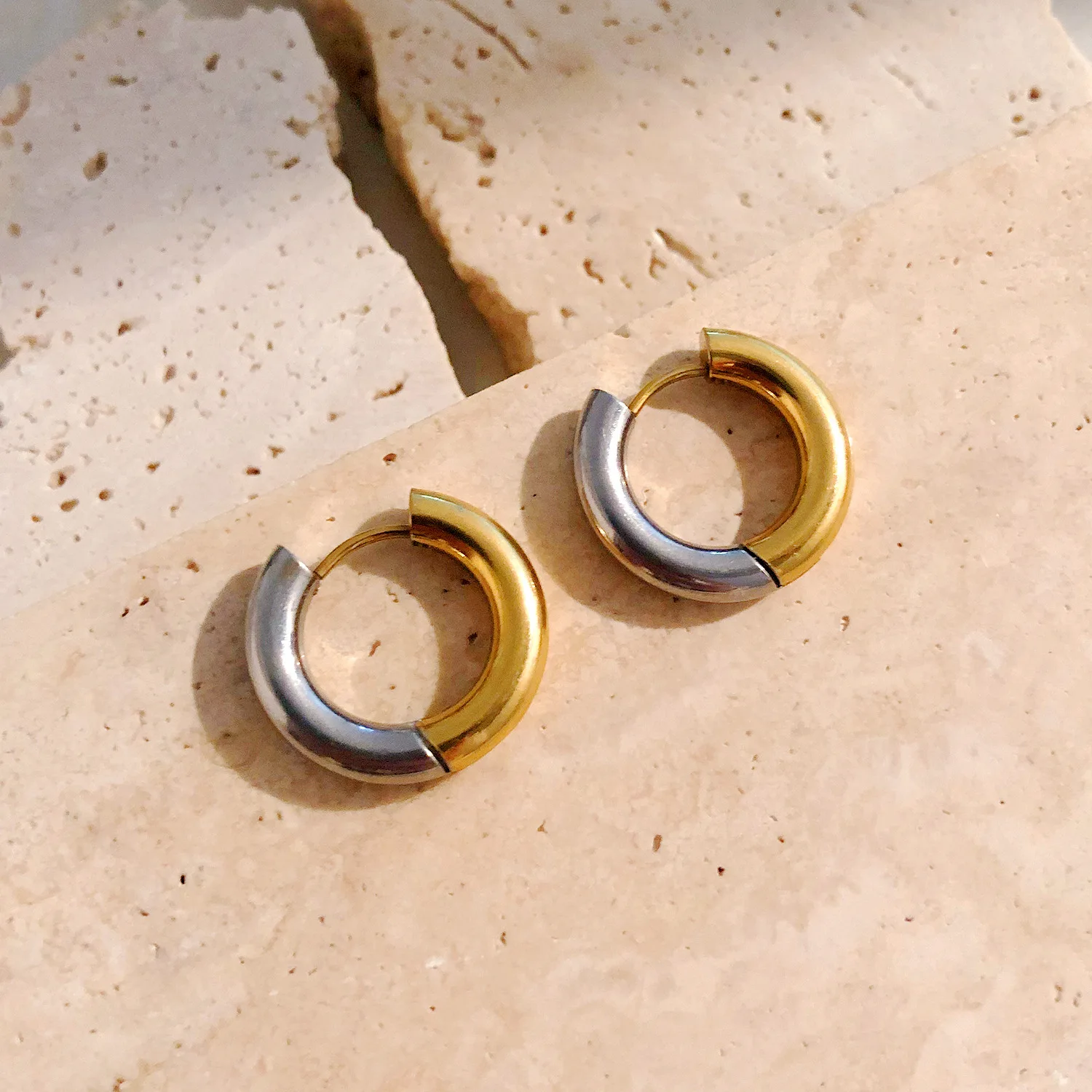 Wholesale fashion Jewelry two tone hoops earrings 18k gold plated stainless steel huggie earring with loop