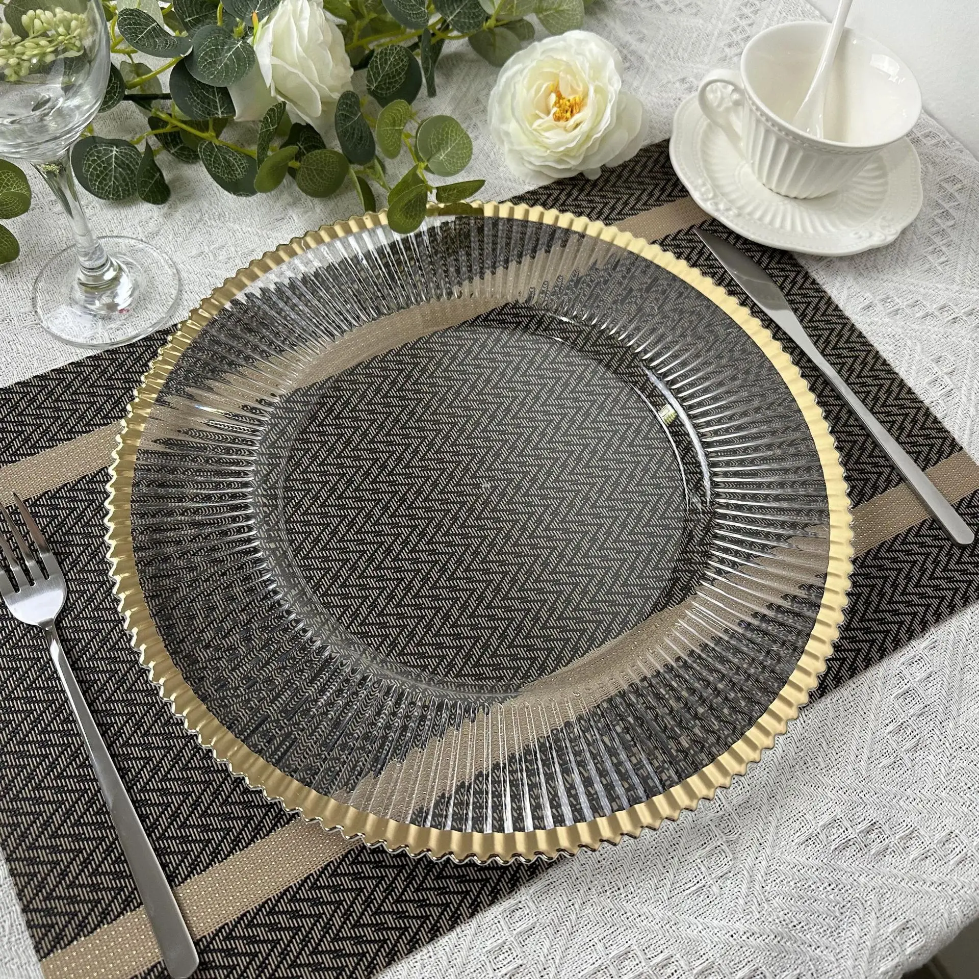 Premium 13 inch Party Banquet Transparent Plastic Clear Gold Rim Wave Fluted Charger Plates for Wedding Dinner Reception