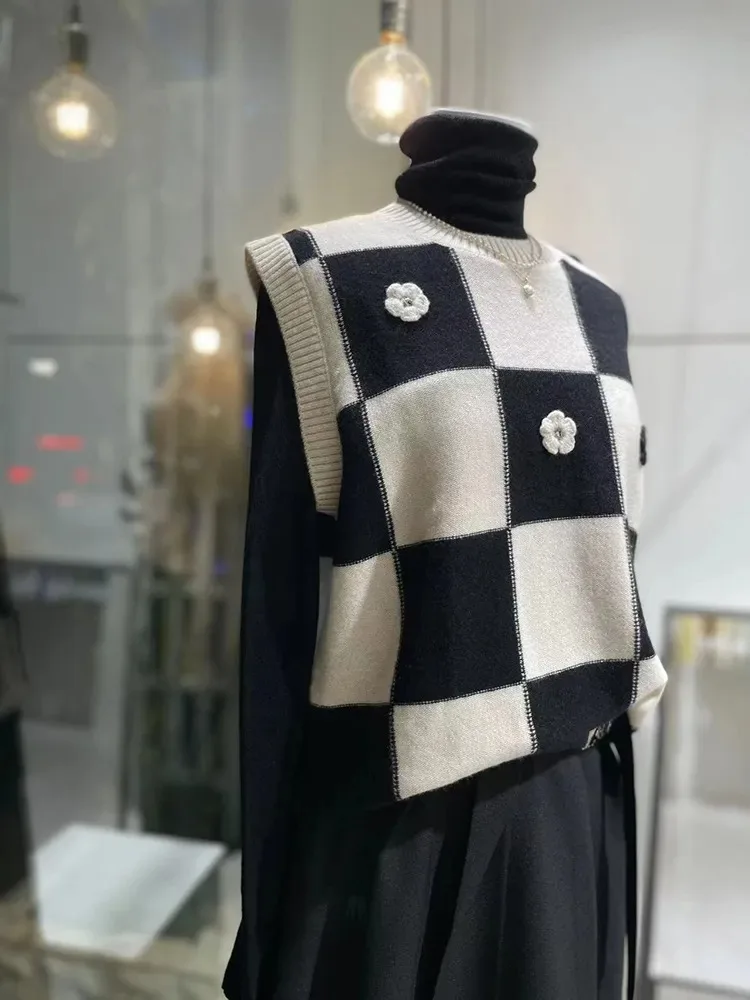 Women Fashion Plaid Crew Neck Cashmere Wool Vest Sweater with Handmade Crochet Flowers