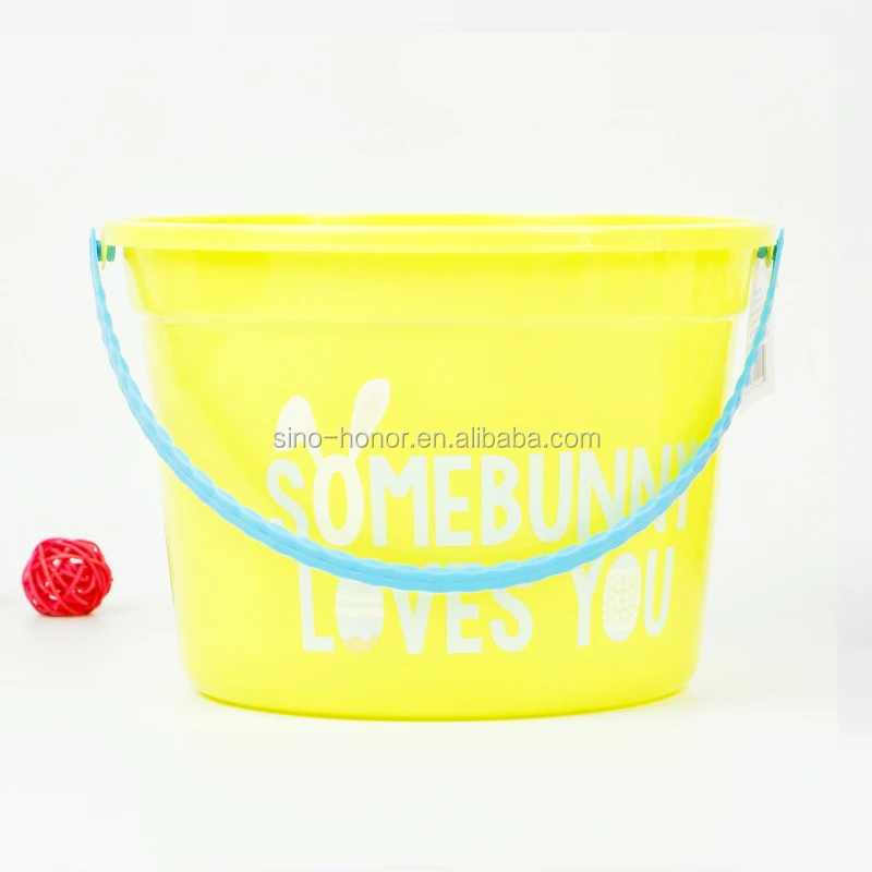  Пластиковые предметы первой необходимости в пластиковом ведре