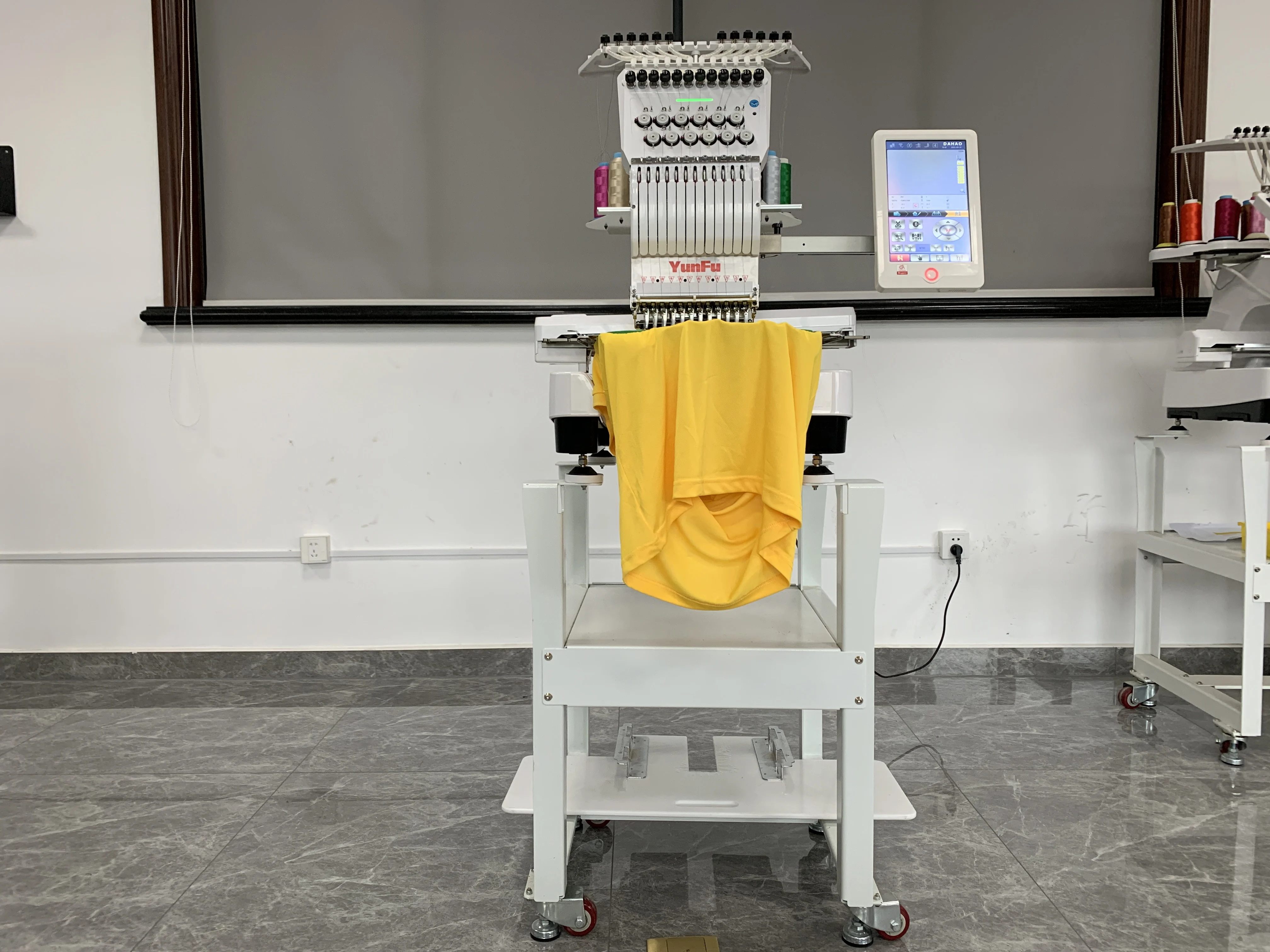 Free accessories single Head 9/12/15 needles embroidery machine computerized home use embroidery machine