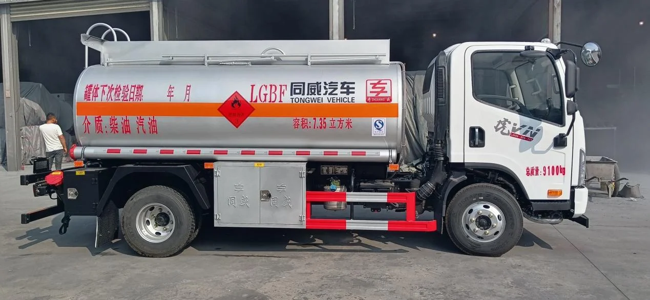 New Special Diesel Gasoline Oil Mobile Fuel Tanker Truck For Fuel Transporting