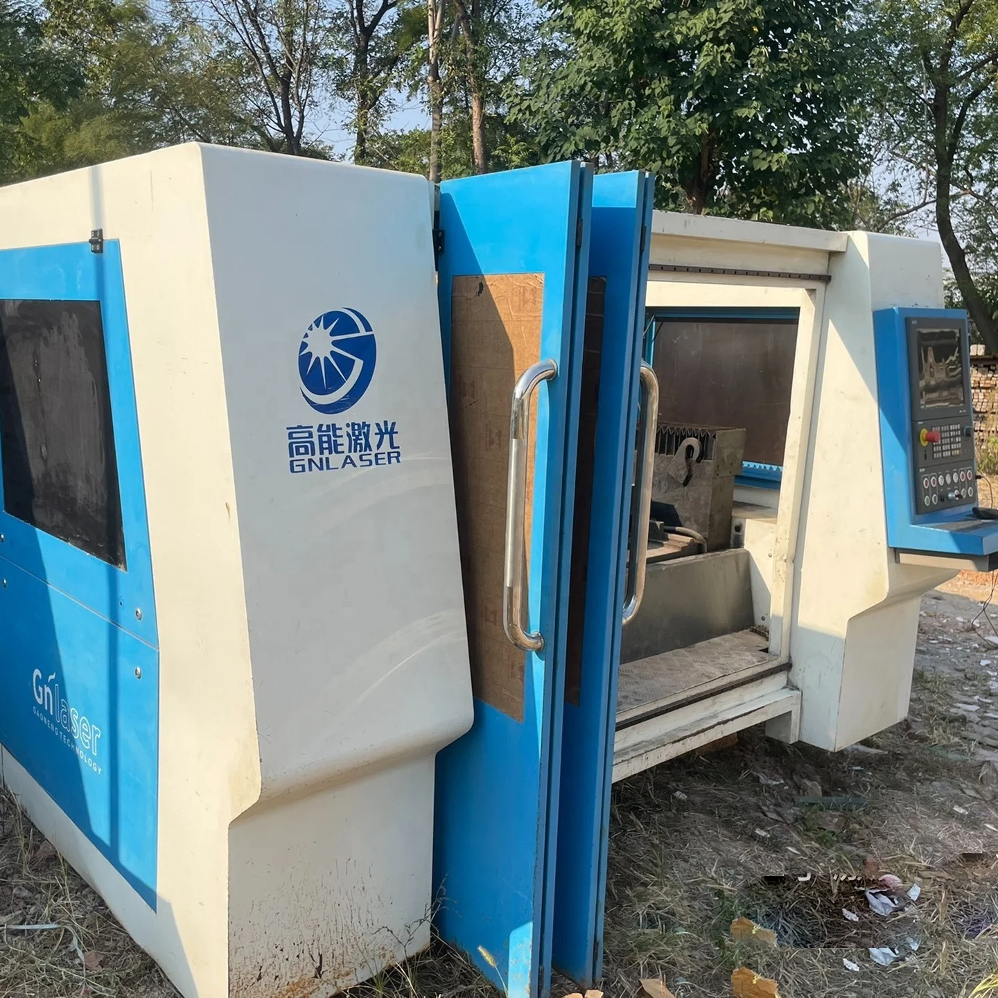 Бывший в употреблении Китайский стол для обмена 1500x3000 1530 волоконно-лазерная машина для резки цена