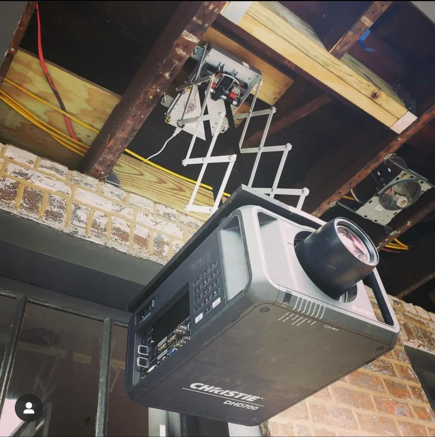 New design electric WIFI projector 4K ceiling mount scissors type motorized projector lift HD projector automatic with automatic