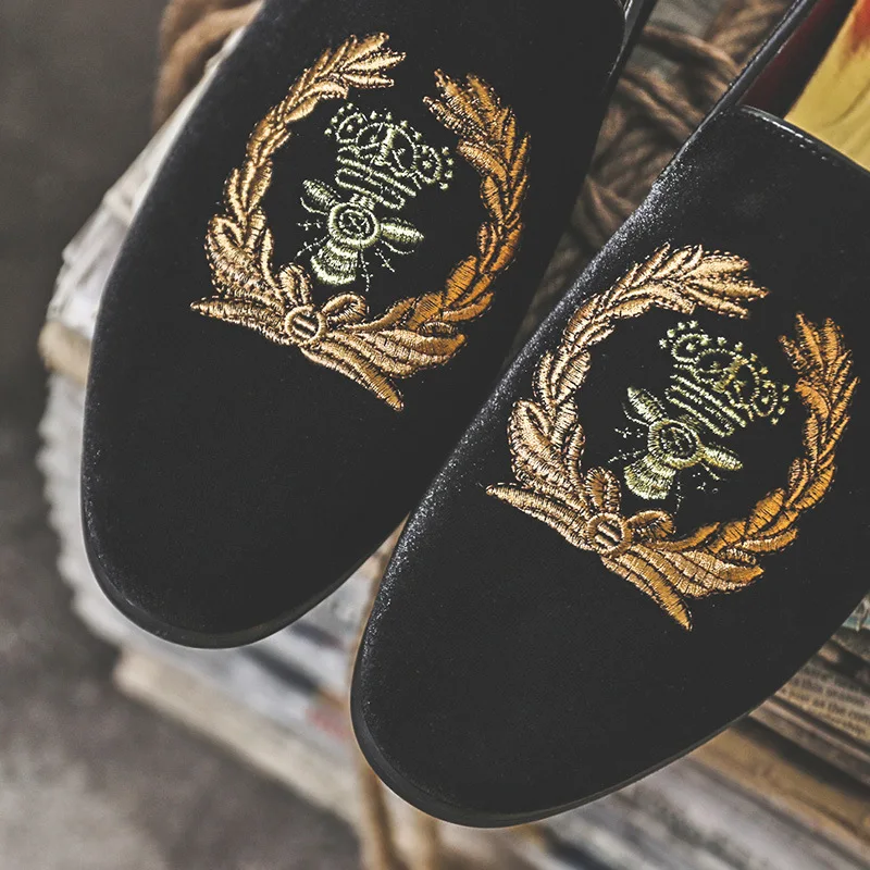 
Mens fashion velvet loafers pointed toe slip on flat casual shoes driving mocassin red bottom shoes 