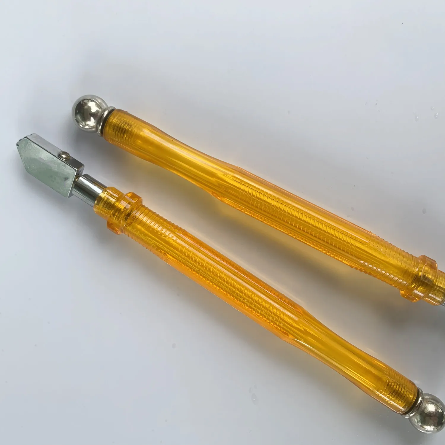 Hot Selling High Quality Oil-Feeding Glass Cutter With Sharp Cutting Diamond Wheel Design