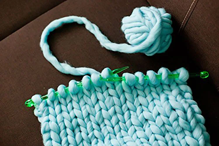 Hot Sale Very Fluffy Soft Warm Hypoallergenic Super Chunky Roving Big Yarn for Hand Knitting Sweaters Crochet