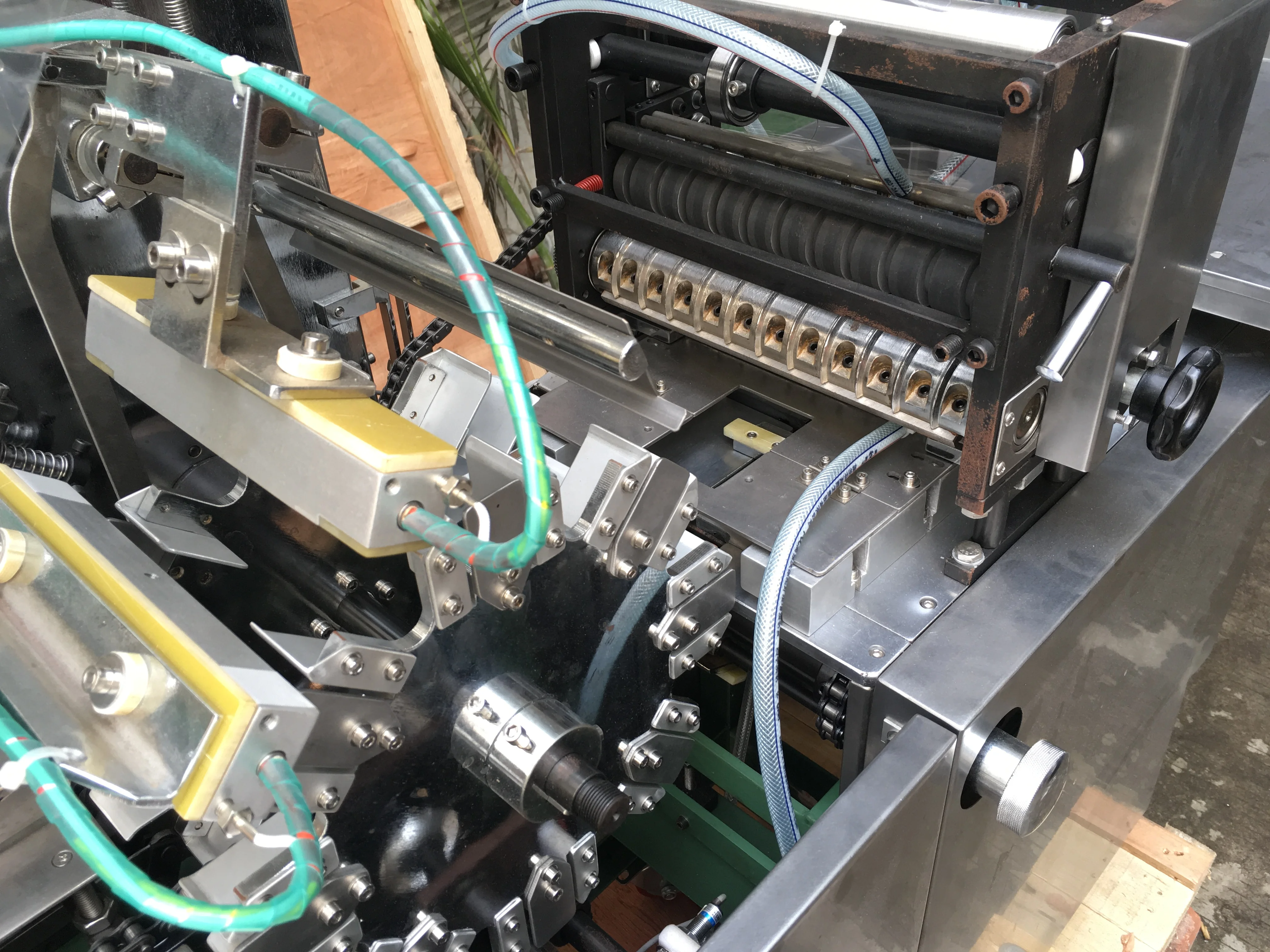 plastic box  toffee carton cellophane pallet stretch biscuit coil tattoo film shrink soap book wrapping machine