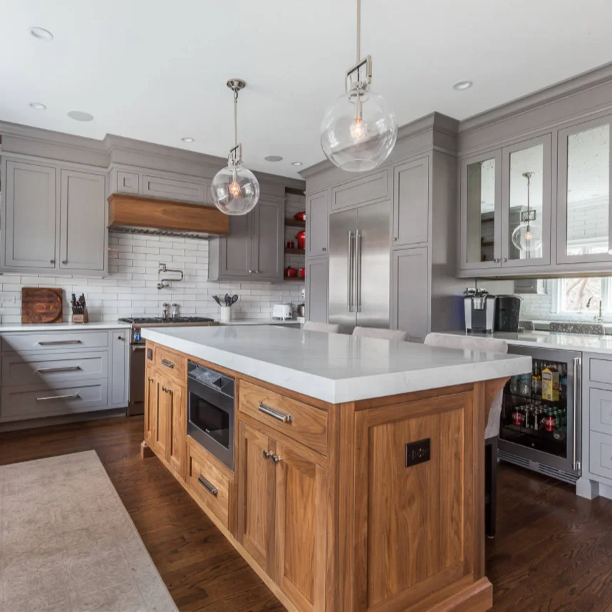 Светло-серый шейкер из массива дерева кухонный шкаф с островом