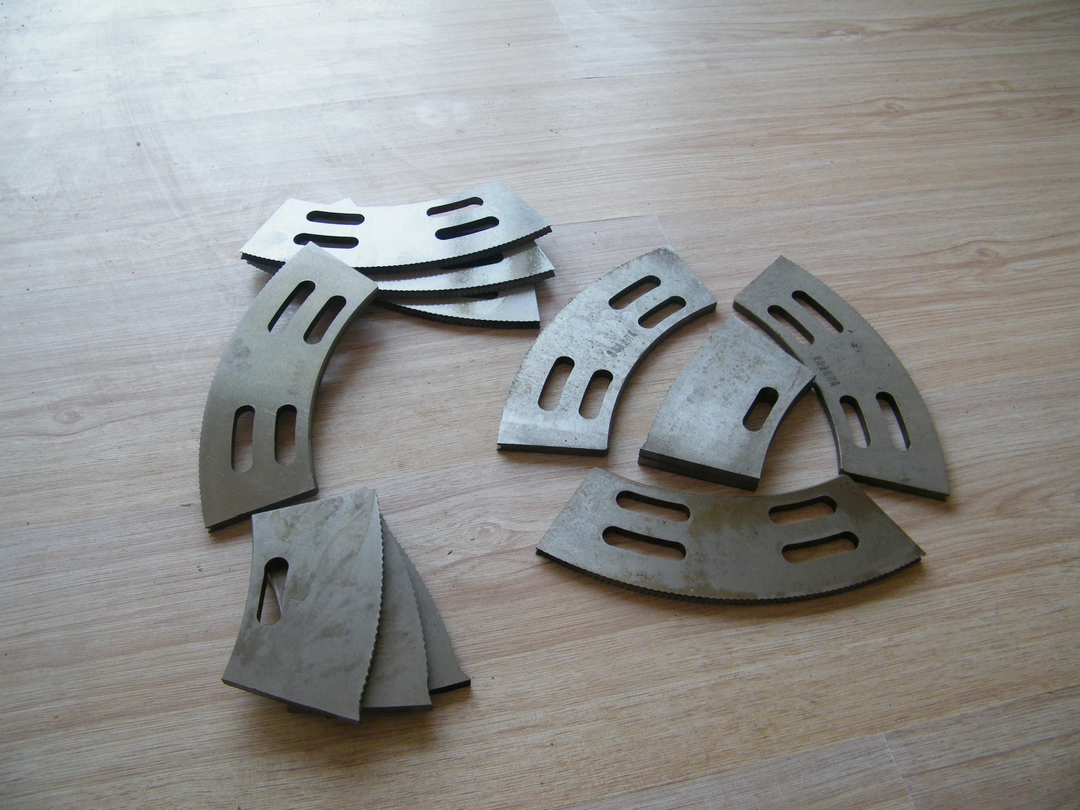 Arc-shaped high speed steel serrated corrugated slotting knives for carton box