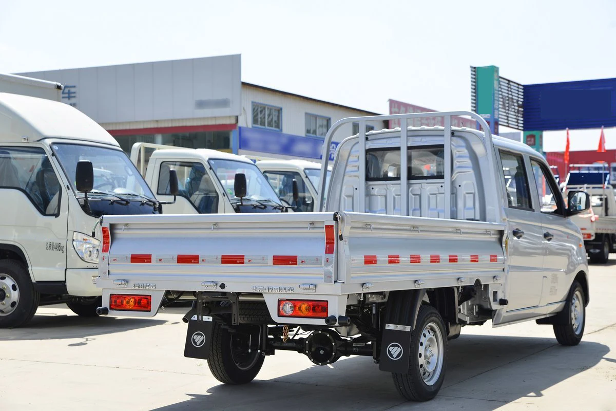 5MT manual transmission 4x2 3400mm wheelbase gasoline 1.249L displacement 91hp engine 2 ton flatbed box fence cargo truck