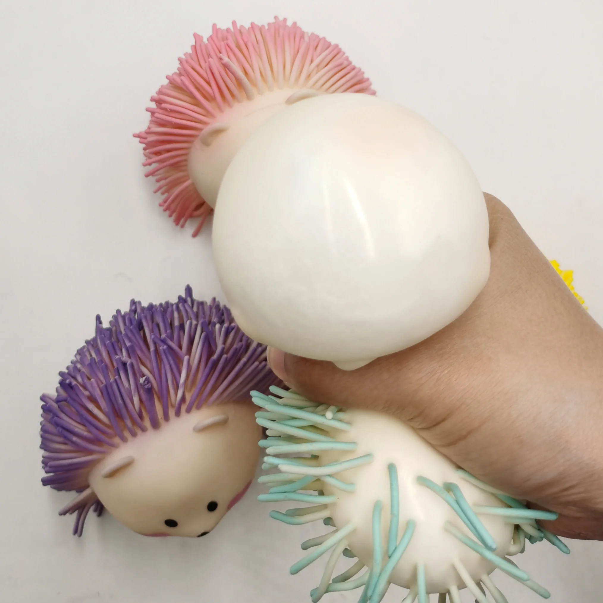 Huayi Patented Design TPR Wholesale 2021 Sensory Fidget Cute 4 Colors Hedgehog Squeeze Puffer Ball Animal Toy for Stress Relief