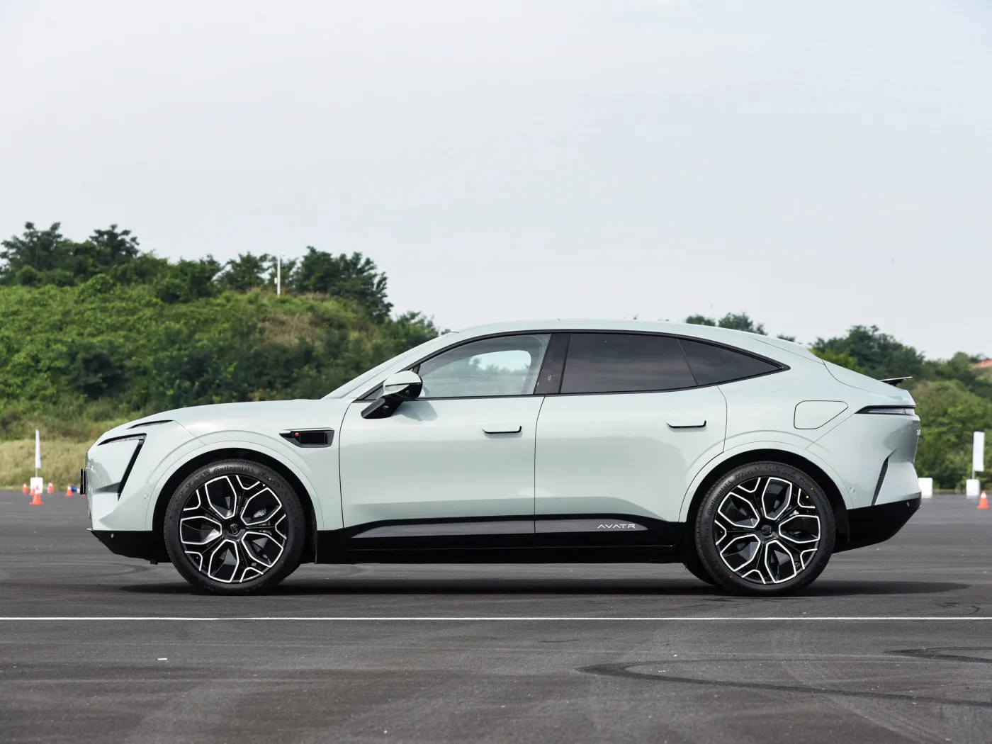 Электромобиль Changan Avatr 11 Smart Coupe SUV для
