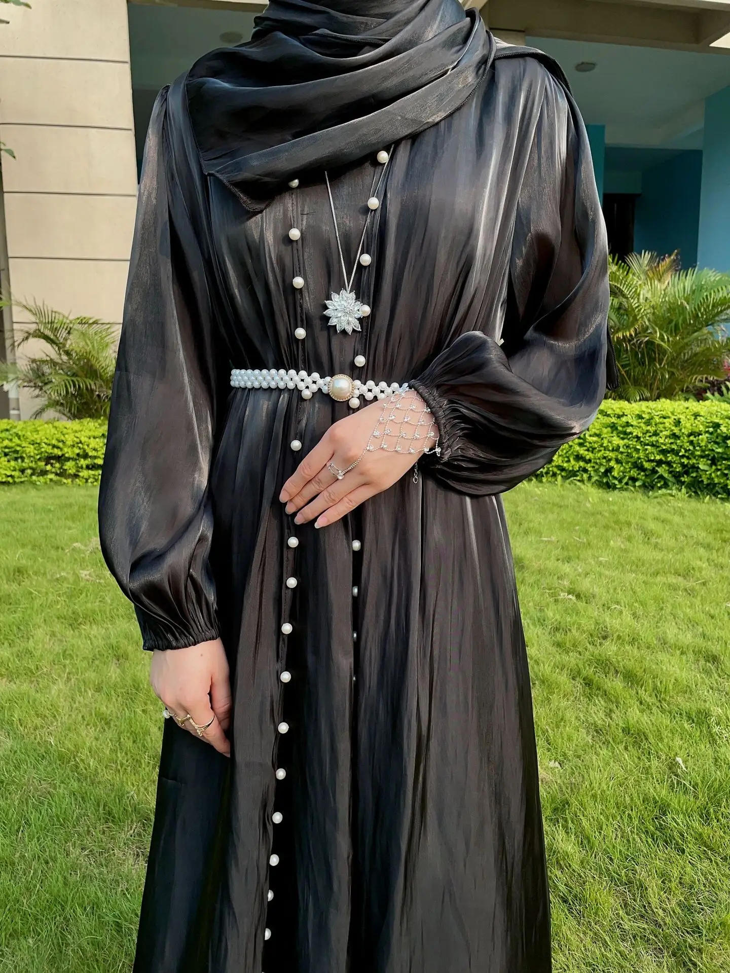 2024 U.Chic Hand Stitched Beads Abaya Dubai Dresses Bright Silk Open Front Abaya With Sleeveless Muslim Dresses For Women