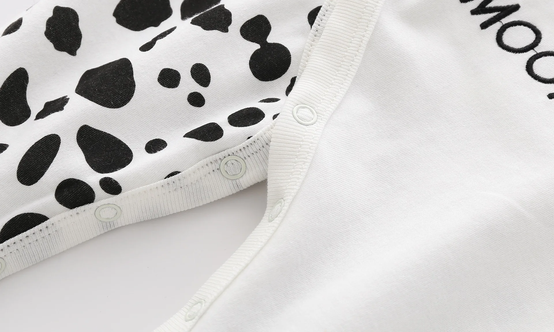 2024 Hot Sale Baby Clothes Set Cartoon Newborn Jumpsuit Long-Sleeved Slanted Open Button Love Cows Baby Rompers Wholesale