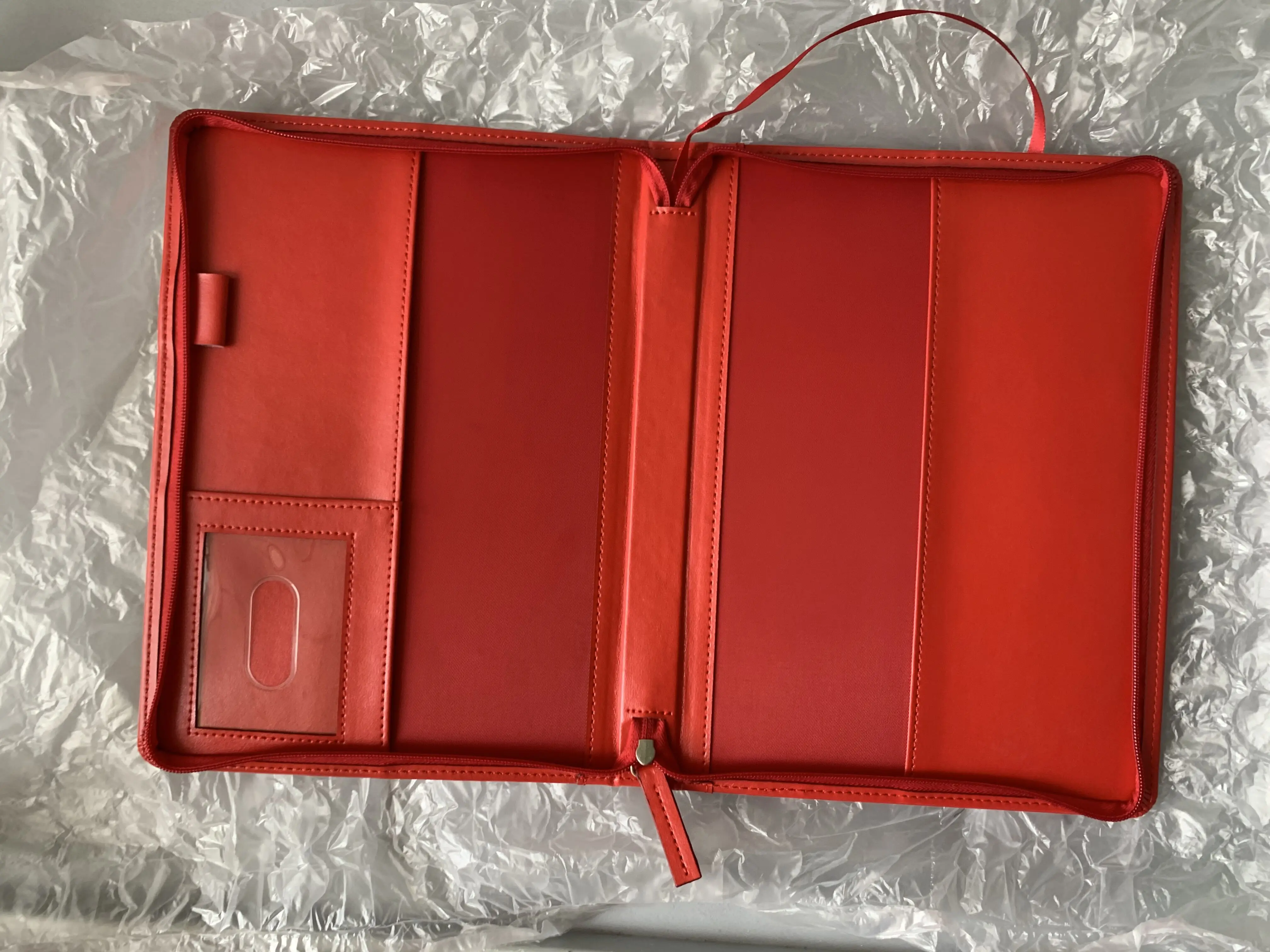 Кожаные чехлы-книжки Delta Red с тиснением для всех