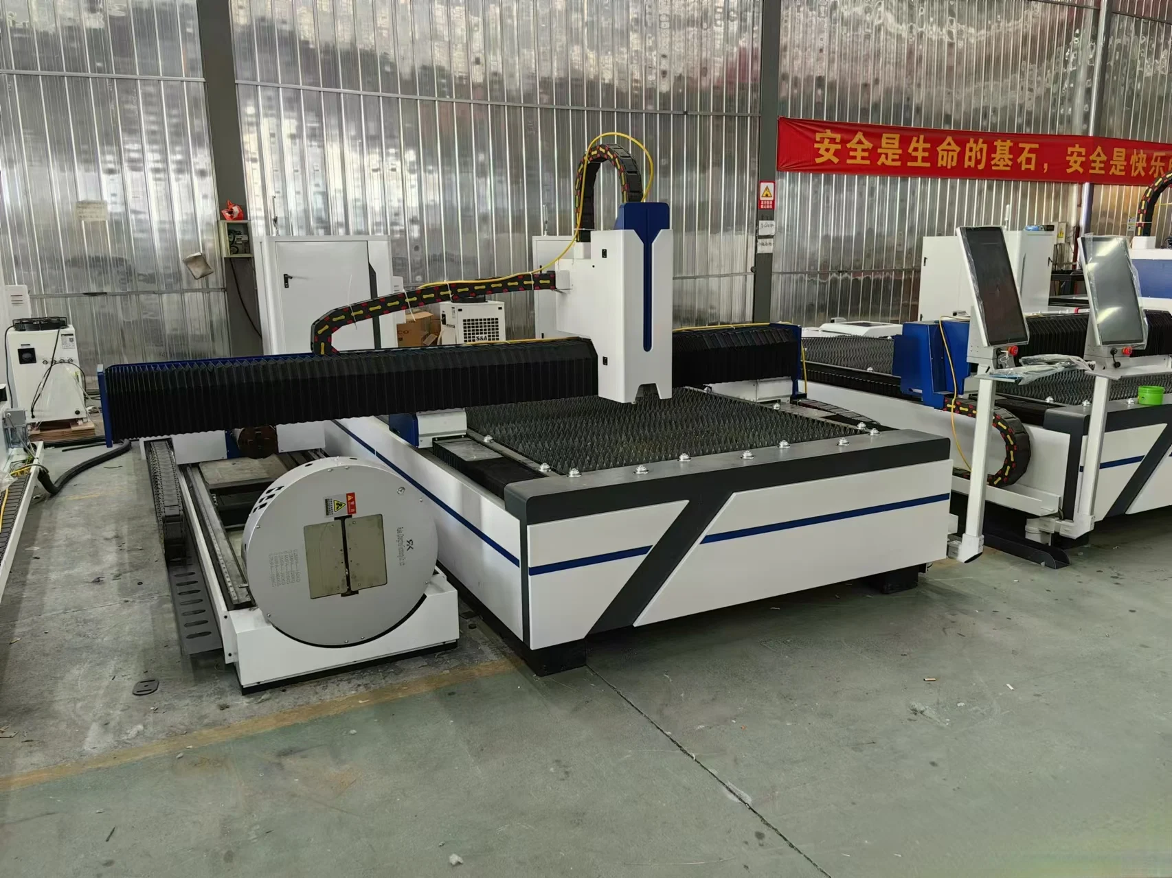 1500W 3KW metal Plate and Tube Fiber Laser 220mm Round Square Tube Aluminium Steel Stainless steel cutting machine