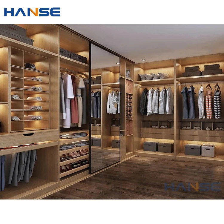 Гардеробная комната с деревянным шкафом и раздвижным зеркалом