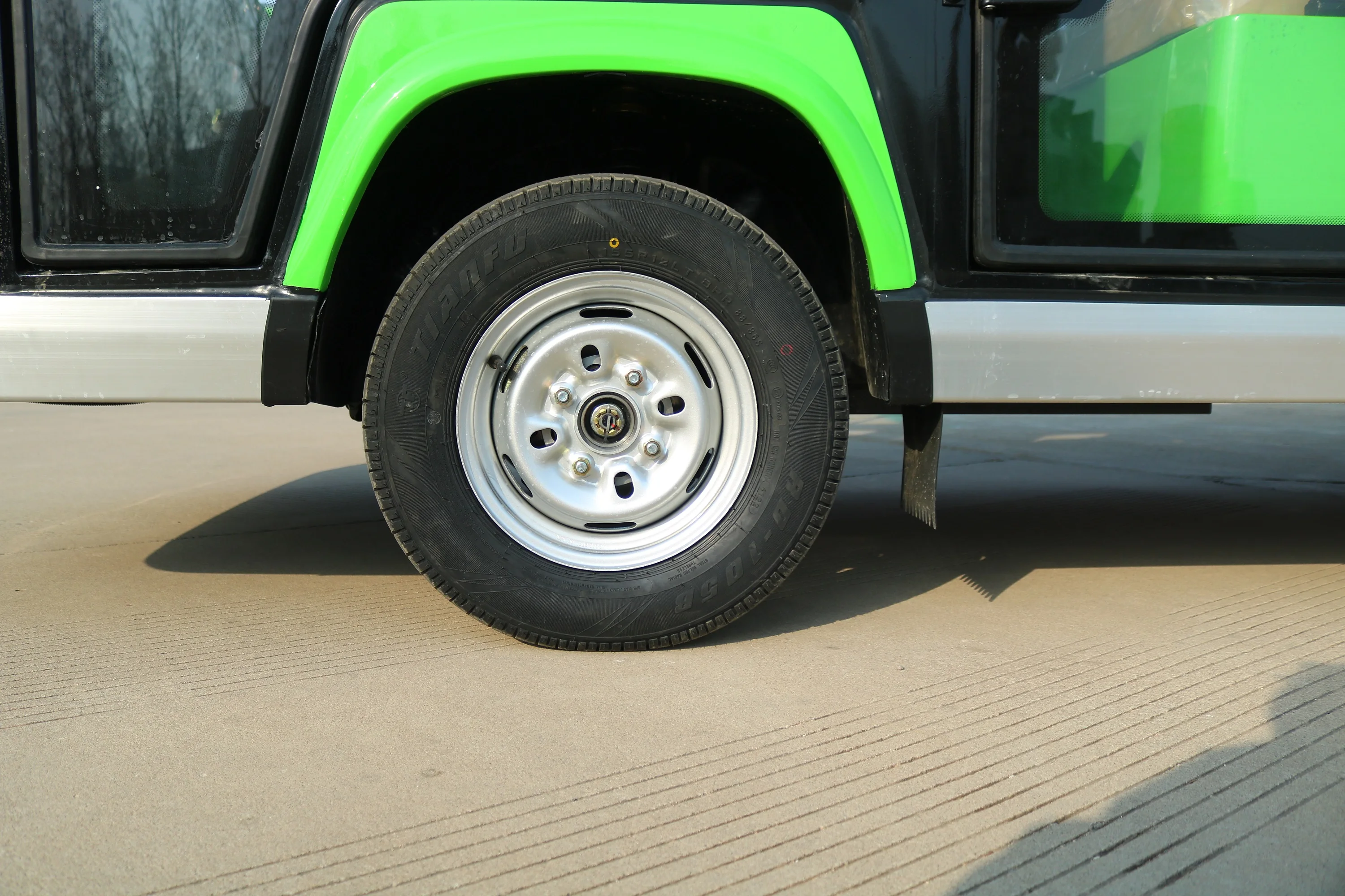 Electric bus 14-seat high-end , featuring a sleek and ,making it ideal for travel and business receptions modern design mini bus