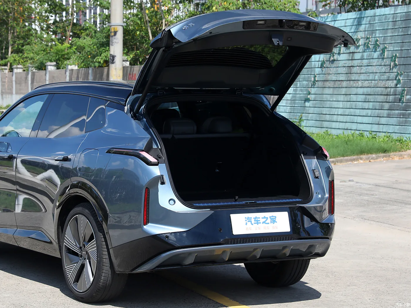 2024/2025 Lynk & Co 08 High-Speed Luxury Custom SUV New Energy Hybrid Mini EV Car from China