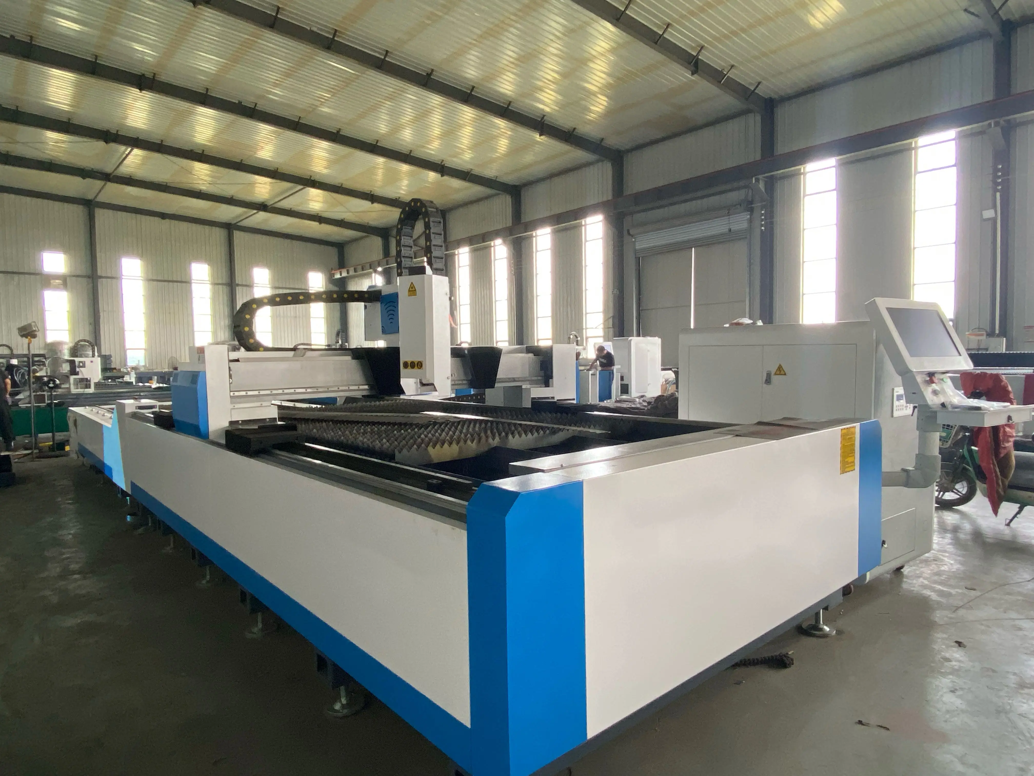 Apexcnc Laser Cutting Machine Laser Metal Cut Machine 2000w 3000w 20mm Metal Sheet Fiber Laser Cutter for Price