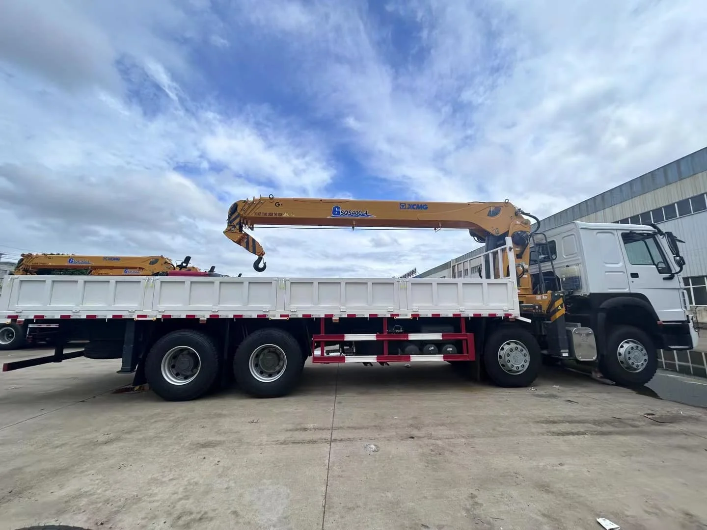 SINOTRUCK Chassis 6x4 8x4 Straight Arm Truck Mounted Crane With 8Ton 10Ton 12Ton Rated Load Capacity Truck Crane