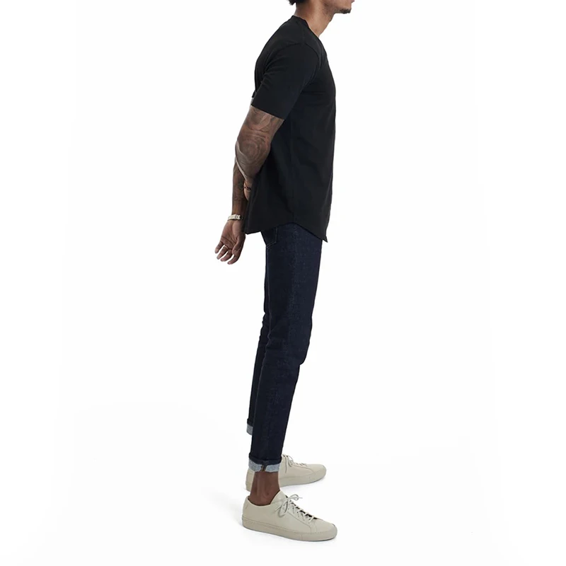 Мужская футболка с V-образным вырезом и изогнутым подолом