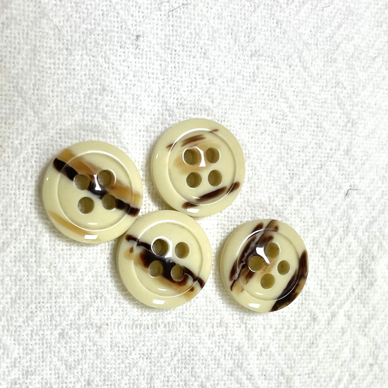 Factory direct sale custom 18L wood fashionable 4 holes resin button for clothing