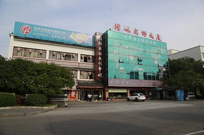 САМОНАГРЕВАЮЩАЯСЯ упаковка, говядина, тушеная овощная рисовая лапша