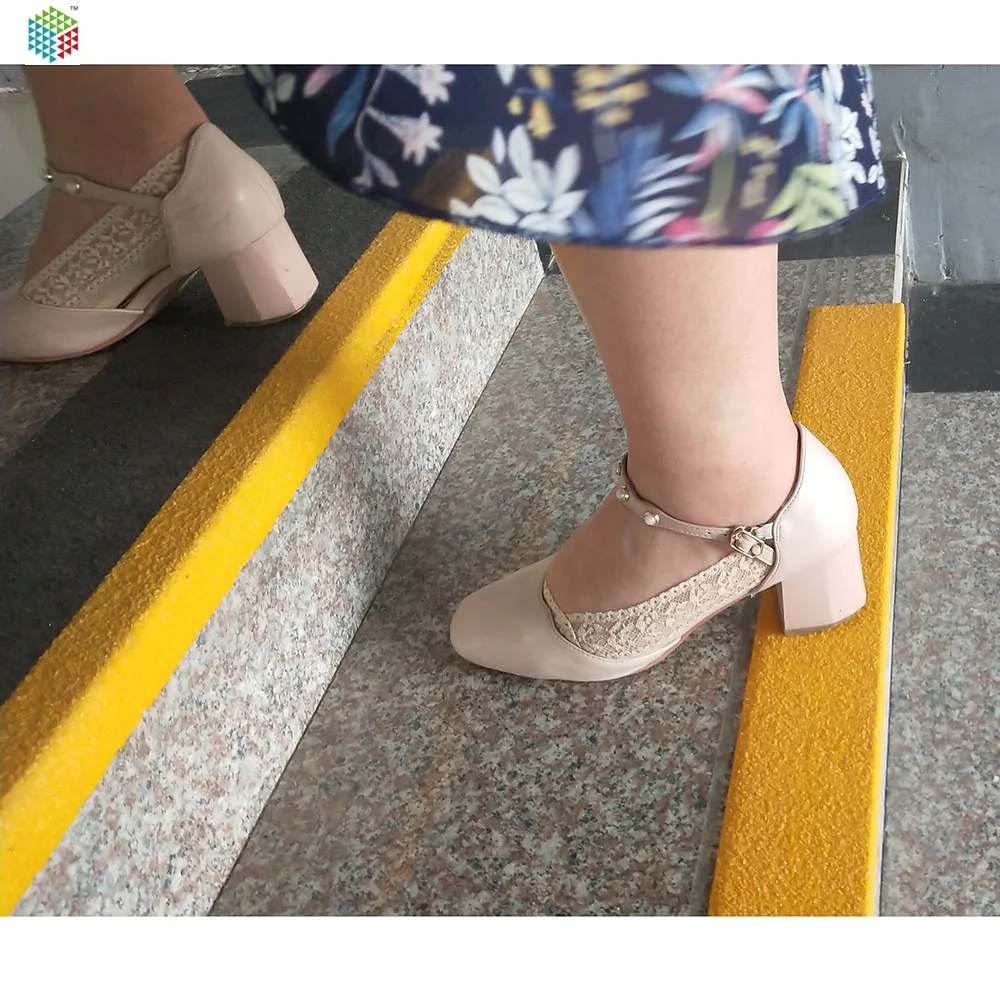 2022 All-weather anti-slip FRP gritted stair nosing