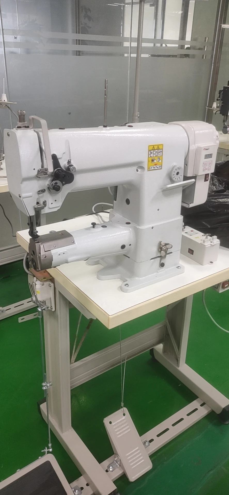 Cylinder bed compound feed sewing machine with vertical hook  341 with direct motor sewing machine other shoemaking machines