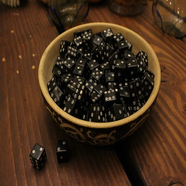 Шестигранные кости с цифрами от одного до шести лучшей скоростью