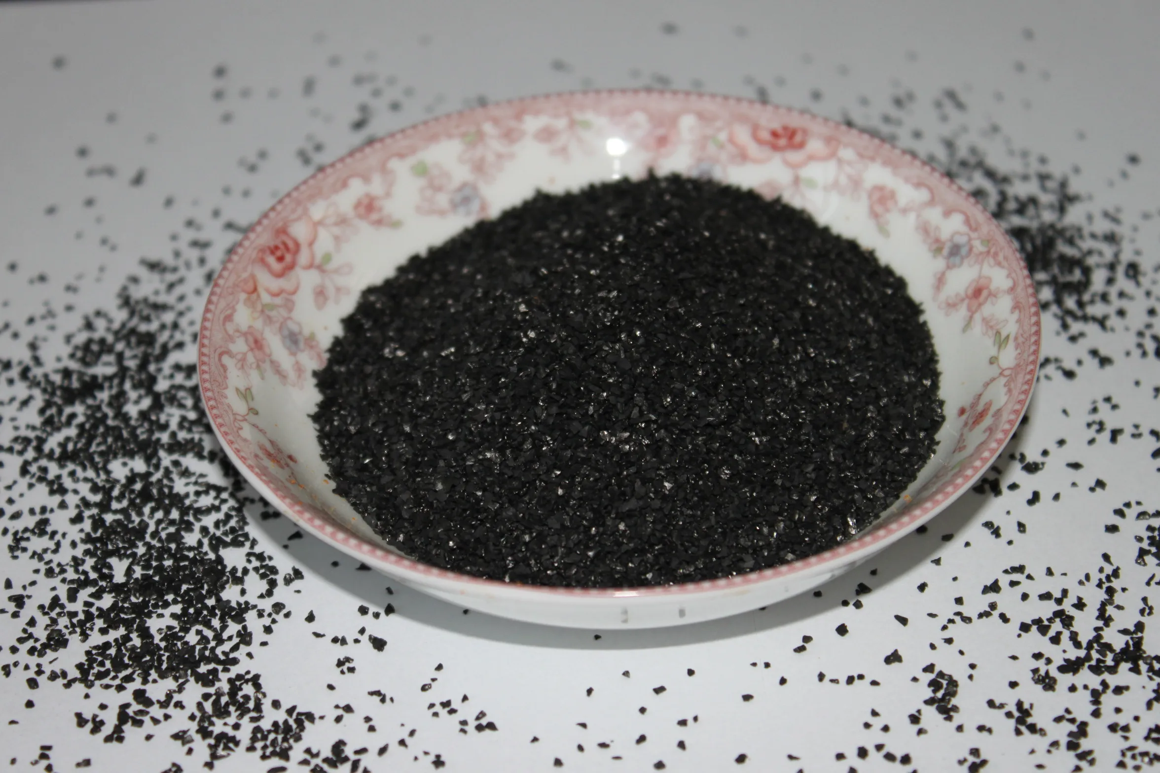 Activated carbon for water purification with strong adsorption