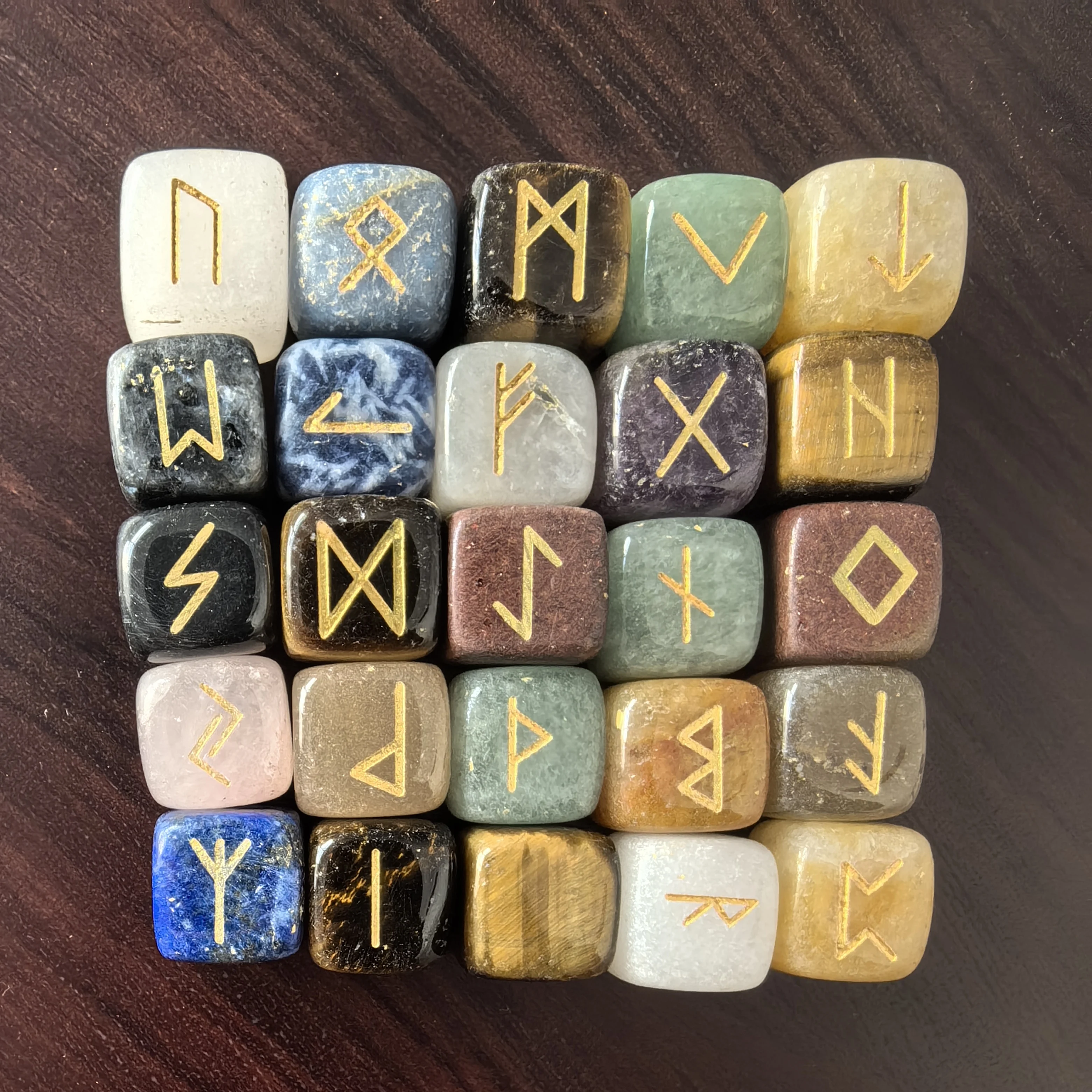Набор рун из лабрадорита