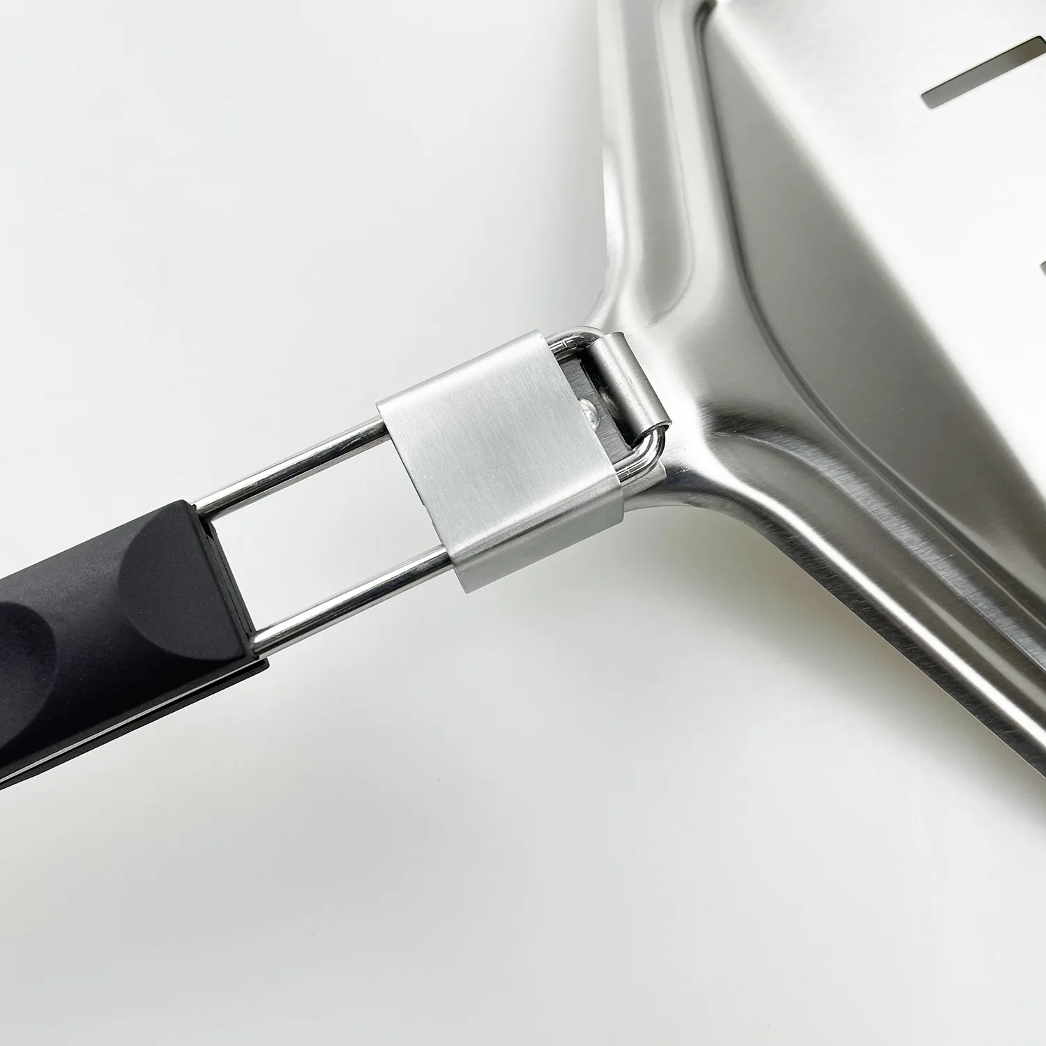 2023 kitchen hot sale Extra Large stainless steell perforated  pizza peel with folding handle