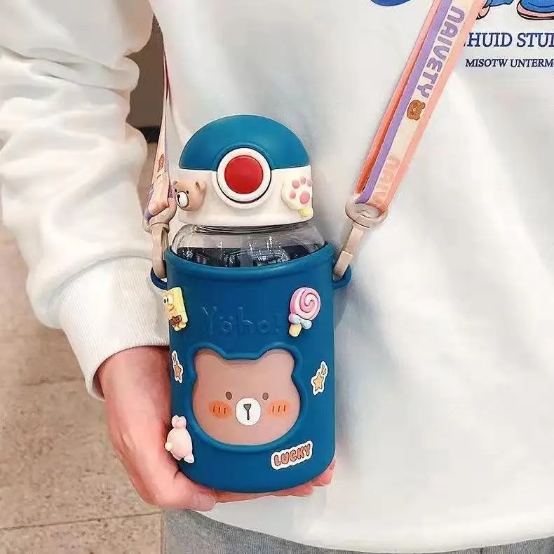wholesale 620ml portable Leakproof  strap 3D sticker plastic water bottle with straw Cute kids student children bear bottle