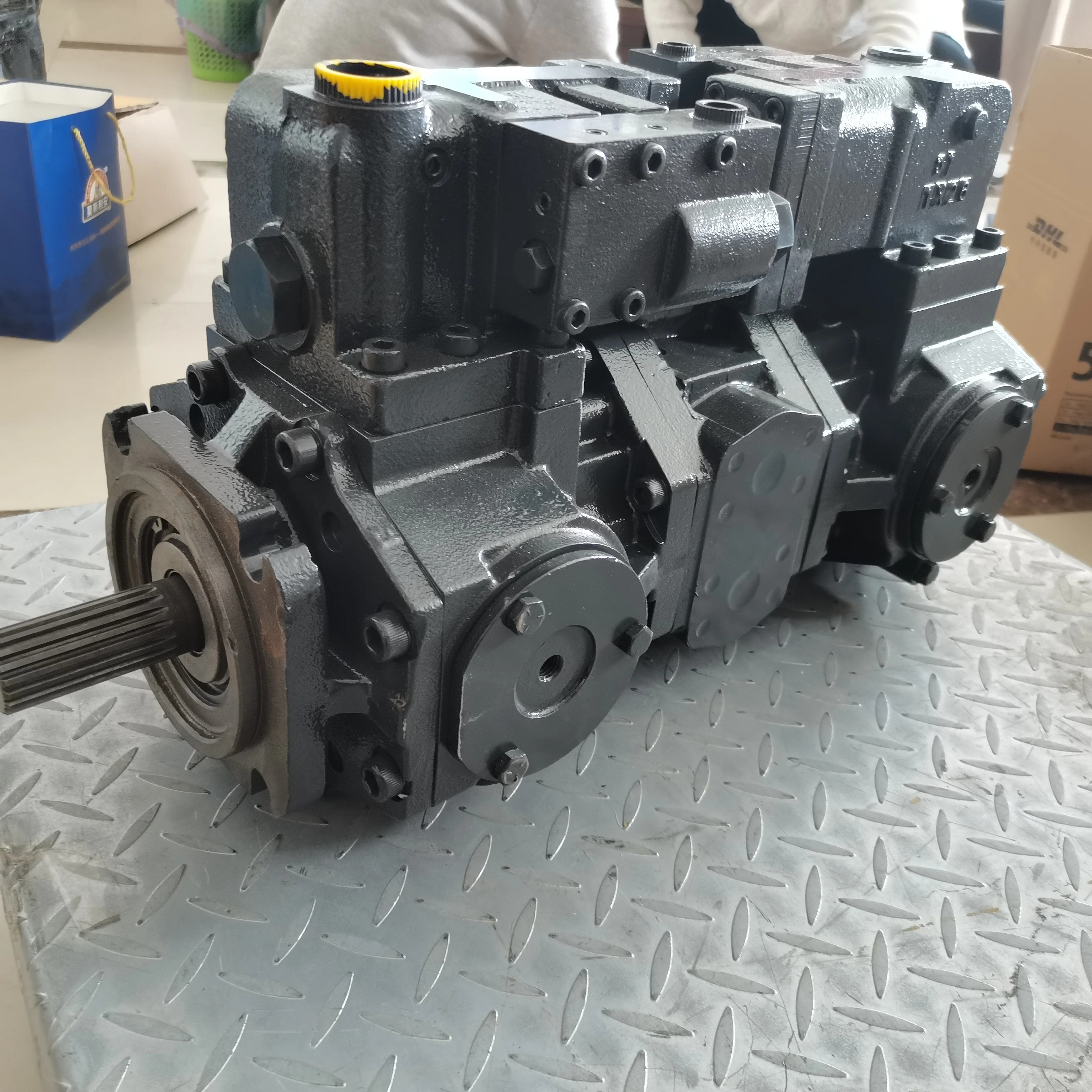 Huida GD805A-1 Запасные детали для автогрейдера 235-60-11100 гидравлический насос в сборе б/у